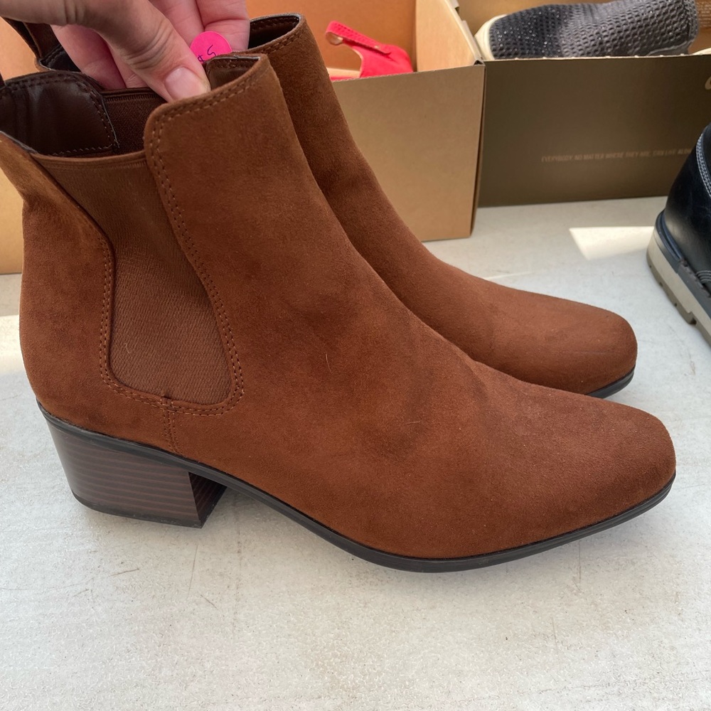 BRAND NEW heeled boot